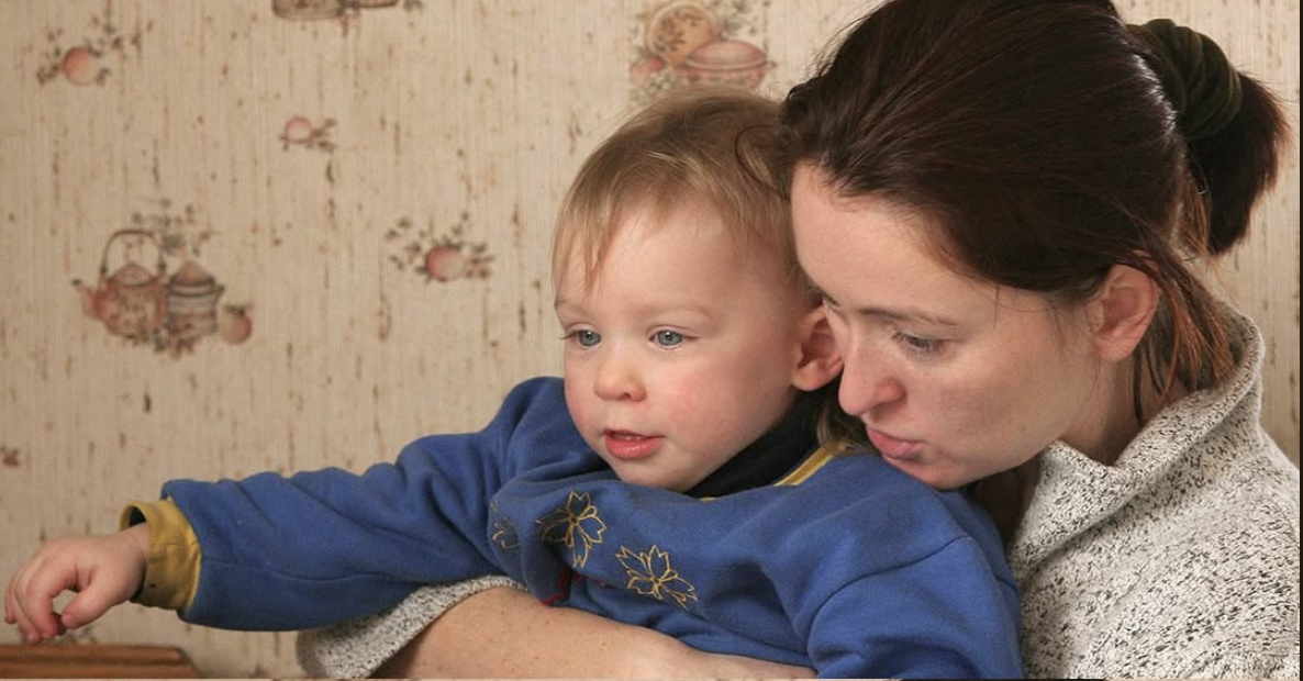 Я ще 25 лютого виїхала з Миколаєва з мамою та донечкою в Італію. А чоловік залишився в Україні, не встиг перетнути кордон, бо вже діяв закон.  Вдалося швидко знайти нормальне житло на оренду та роботу. Мама бавила Вероніку, а я ходила на роботу, щоб заробити нам копійку на життя. Навіть половину зарплати висилала чоловікові, бо він жалівся, що через війну ціни на продукти виросли.  Однак, щоразу, як я казала Сергієві, що хочу бодай на тиждень додому повернутися, він всіляко відмовляв. Аж ось я не витримала, купила квиток, хотіла сюрприз зробити.  Ох, знала б я, що Сергій влаштує такий “теплий” прийом – то ноги б моєї у тій квартирі не було!