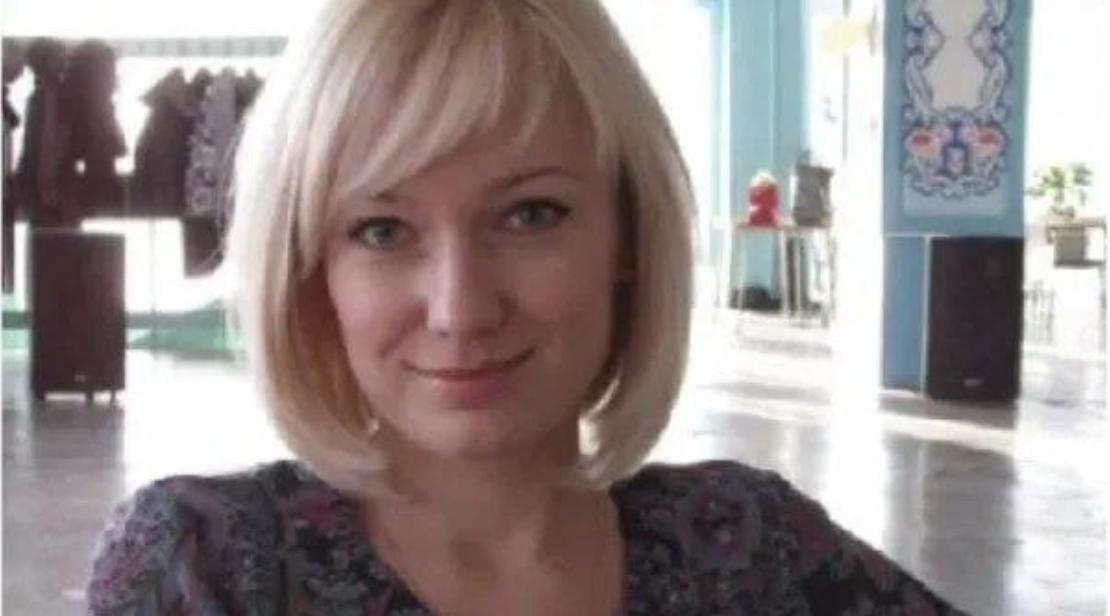 – О, а ти що тут робиш? – здивувався Василь, обіймаючи Наталку. – Приїхала додому! А, ти, бачу часу даремно не гаяв! – крикнула Оля. Надворі падав сніг, мороз швидко щипав щоки. Оля взяла до рук свою валізку і попрямувала до сестри. Сльози текли ріками, перехоплювало подих, жаль огортав душу. – Боже, для кого я старалася? На що своє здоров’я там витрачаю, на його коханок? Як він міг? Раптом Оля почула як хтось здалека гукає її. Обернулась і не повірила власним очам…