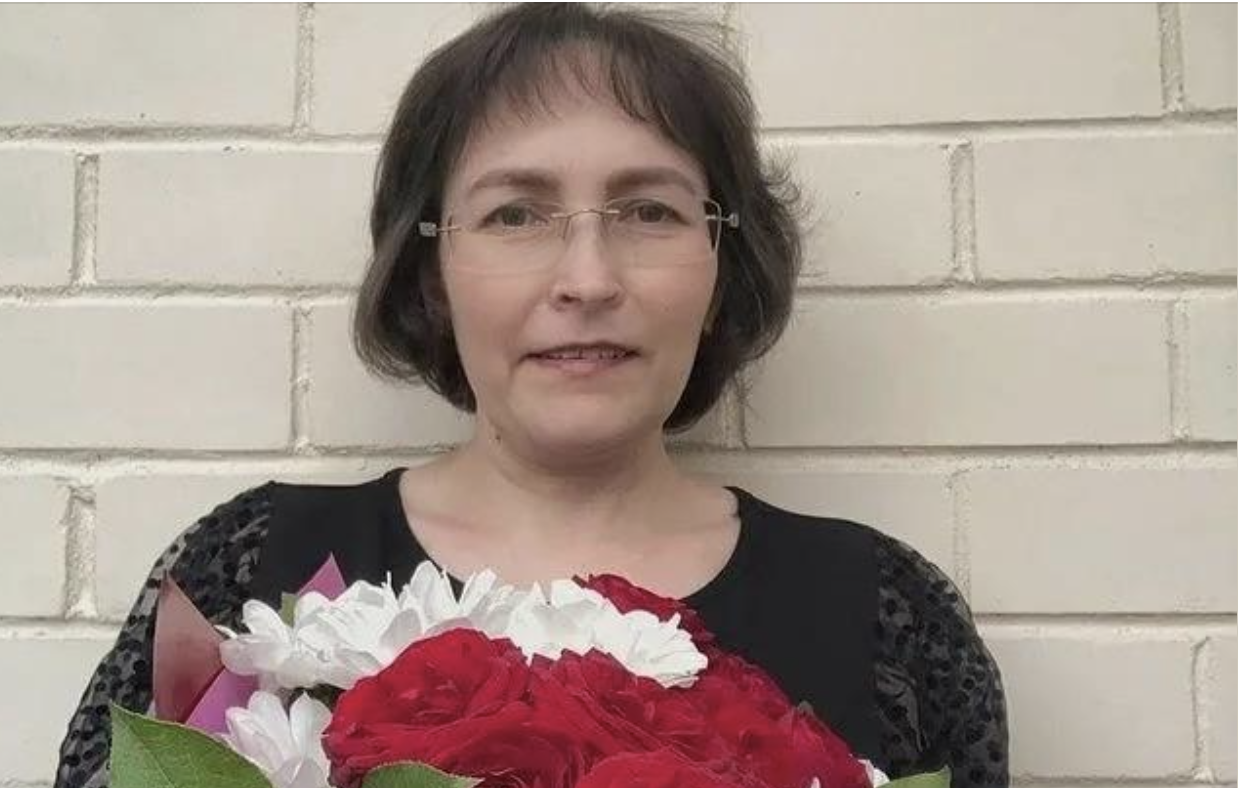 Свекруха постійно тягне з нас гроші. Вона ж бо вчителька, скаржиться на мізерну зарплату! Ми чесно допомагали, як могли. Але нещодавно Людмила Іванівна таке заявила – я думала, що то спершу жарт. Однак, свекруха вже й виставила чек і просила у нас гроші. Тоді я нарешті зрозуміла, як можу провчити цю нахабу. Бо вона, хоча і бабуся та мама, але повинна знати межі нарешті!