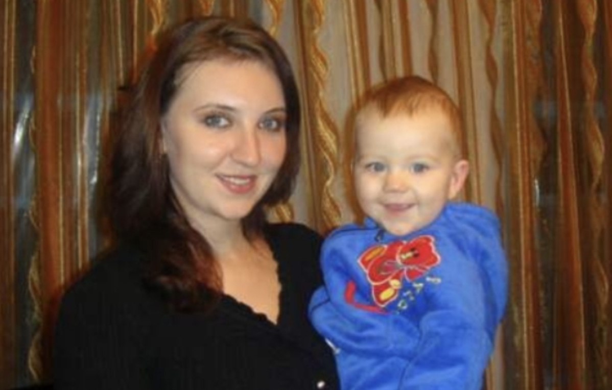 Світлана завагітніла в 11 класі від свого однокласника — на той момент вона була впевнена, що це кохання всього її життя. Але Віктор, дізнавшись про вагітність, відмовився від дитини, та ще й пустив плітки про дівчину по всьому селу. Сама Світлана і її батьки «набралися» сорому — неповнолітня принесла дитину, що ж люди скажуть. Але дівчині пощастило, що батьки її підтримали і допомагали їй і дитині…