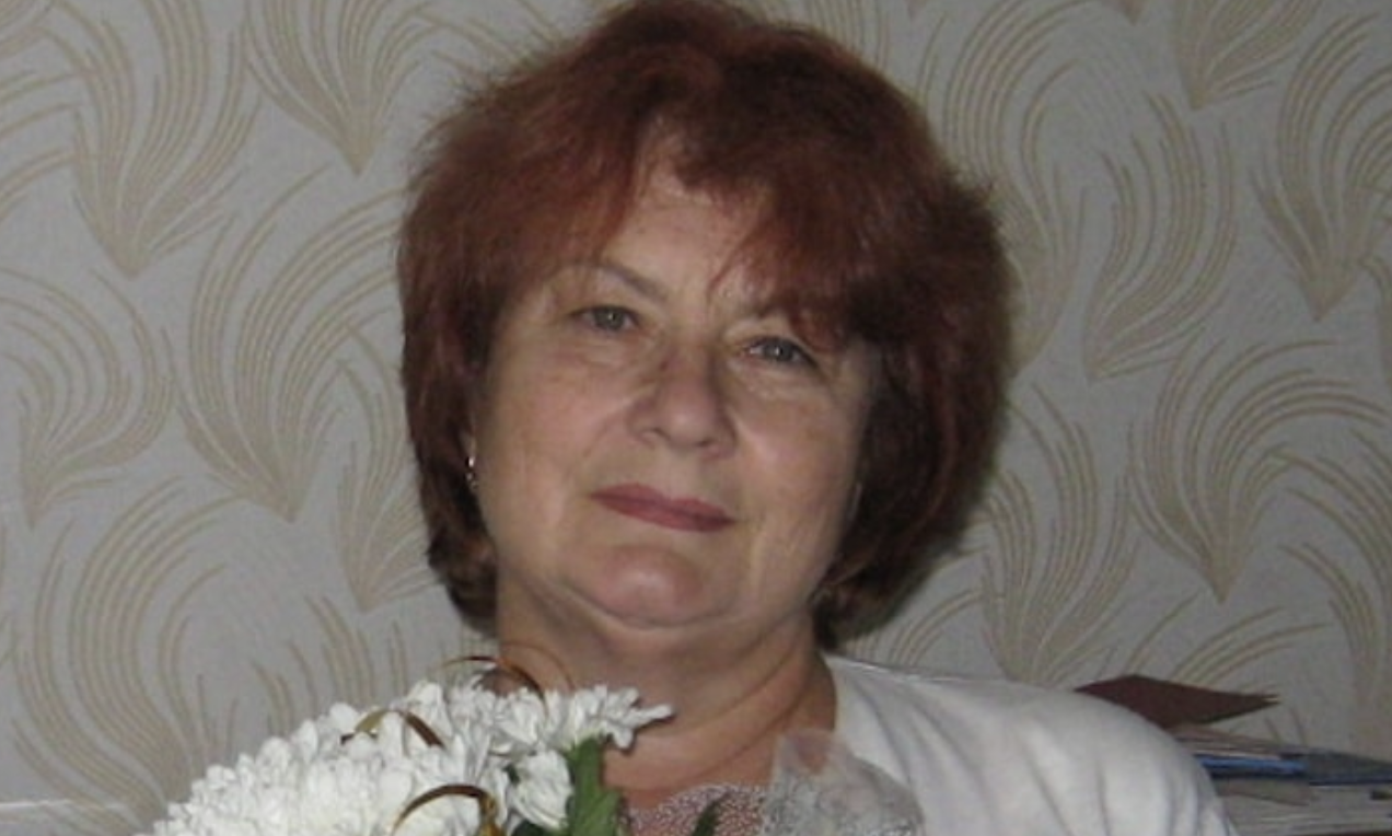 Ми з чоловіком жили, не тужили разом 35 років, мені 53, йому 55. За цей час у нас наро дилися син і дві прекрасні доньки. Ми були зразковою сім’єю для багатьох. Своїми дітьми можемо лише пишатися. Все було чудово в нашій сім’ї, але це лише збоку. Чоловік нічим практично не займався, іноді тільки підробляв у свого друга автомеханіком, а так, щодня днями витрі щався на екран телевізора, скаржився на уряд, нову іномарку сусіда і мою неохай ність.