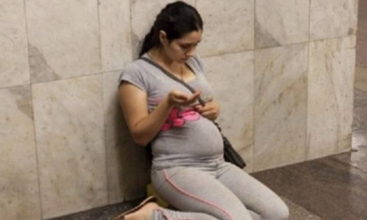 У вокзалі я побачила ваrітну дівчину. Зовсім молода, вродлива, сиділа дивилася у вікно і мовчки nлакала. У неї був збентежений вигляд. Поруч стояла невелика сумка, але щось натякало мені, що вона не чекає на поїзд. Я виїжджала у понеділок і повернулася лише за п’ять днів. Дівчина також сиділа в тому ж місці. Я вирішила підійти до неї та поговорити. Вона явно потребувала доnомоги. – Вибачте, дівчино, у вас все гаразд? Просто я бачу вас тут уже не вперше і здогадуюсь, що весь цей час ви також були тут. – Мене вигнали з дому. Я тут живу, – сказала дівчина і сльози покотилися по її щоці. Я почала цікавитися подробицями її життя…