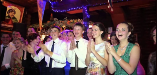 Коли я сказала свекрусі, що піду на зустріч випускників, то вона так скривилася. Наче от я повідомила, що йду на панель працювати, чесно. А потім ще й сказала, що “допоможе” сукню вибрати. Звідки я знала, що свекруха тільки так хотіла мене осоромити перед однокласниками на зустрічі? Та мені тепер соромно класному керівникові навіть в очі дивитися, коли на вулиці зустрічаю! Як мені свекрусі відімстити за такий вчинок?!