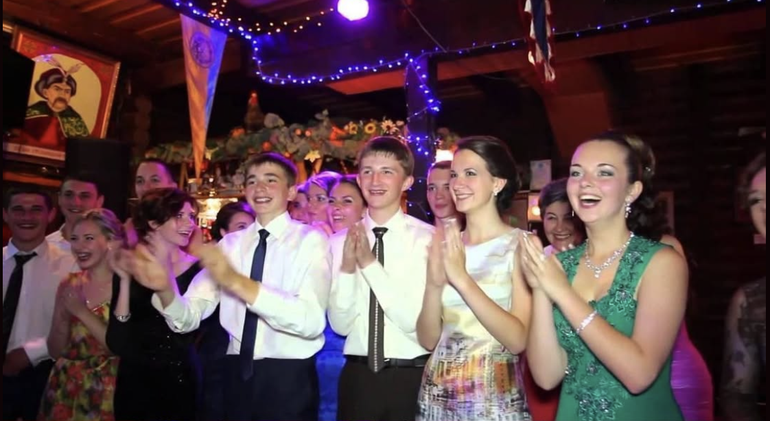 Коли я сказала свекрусі, що піду на зустріч випускників, то вона так скривилася. Наче от я повідомила, що йду на панель працювати, чесно. А потім ще й сказала, що “допоможе” сукню вибрати. Звідки я знала, що свекруха тільки так хотіла мене осоромити перед однокласниками на зустрічі? Та мені тепер соромно класному керівникові навіть в очі дивитися, коли на вулиці зустрічаю! Як мені свекрусі відімстити за такий вчинок?!