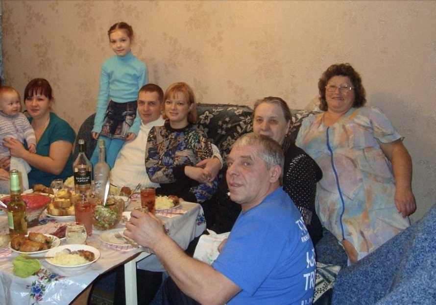 Брат із сестрою приїжджають рідко, та й то лише на свята чи в неділю. Коли знають, що нічого не треба робити. До їх приїзду ми готуємось як до свята. З мамою завжди наготуємо смаколиків та накриємо стола, що весілля відгуляти можна. Коли вони повертаються додому, мама наскладає їм ще повні сумки різних продуктів. Свєті та Вові (так звуть моїх сестру та брата) ще вистачає нахабства так поводитися з мамою на прощання!