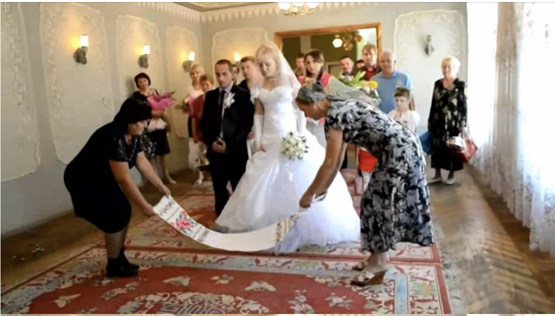 – Хто мужик у родині? Ти! Тому і повинен оплатити весілля, – нарікала сваха на мого сина. Я була шокована від її нахабства. Але відповідь сина ще більше вразила. І зараз весілля взагалі на межі скасування. Не знаю, що робити далі і хто винен в такій ситуації – мій син чи сваха?