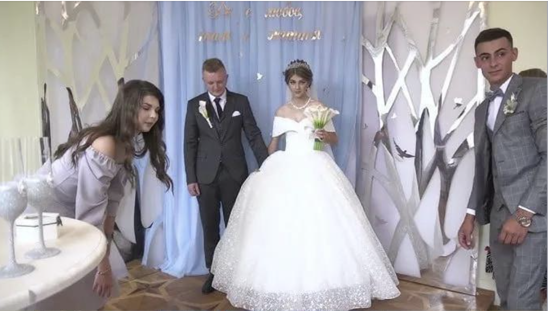 Що? Ти серйозно? ТРИСТА ТИСЯЧ — подарувати? – я була шокована. Коли позичила кумі гроші на весілля доньки, не підозрювала, що зовсім скоро про це пожалію! Це ж скільки нахабства треба мати!