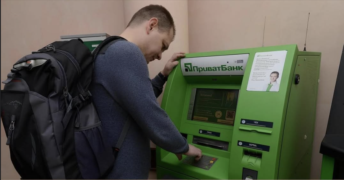 Свекри тільки й чекають, коли Андрій їм грошей підкине чи купить щось, а мої батьки – навпаки. З села щотижня передають продукти, онуку купують іграшки і одяг. Соромно зізнатись, але й мені іноді одяг куплять, бо чоловік весь час каже “грошей немає”. З часом ставало все гірше, і я прийняла важливе рішення. Думаю, Андрій такого точно не чекає.