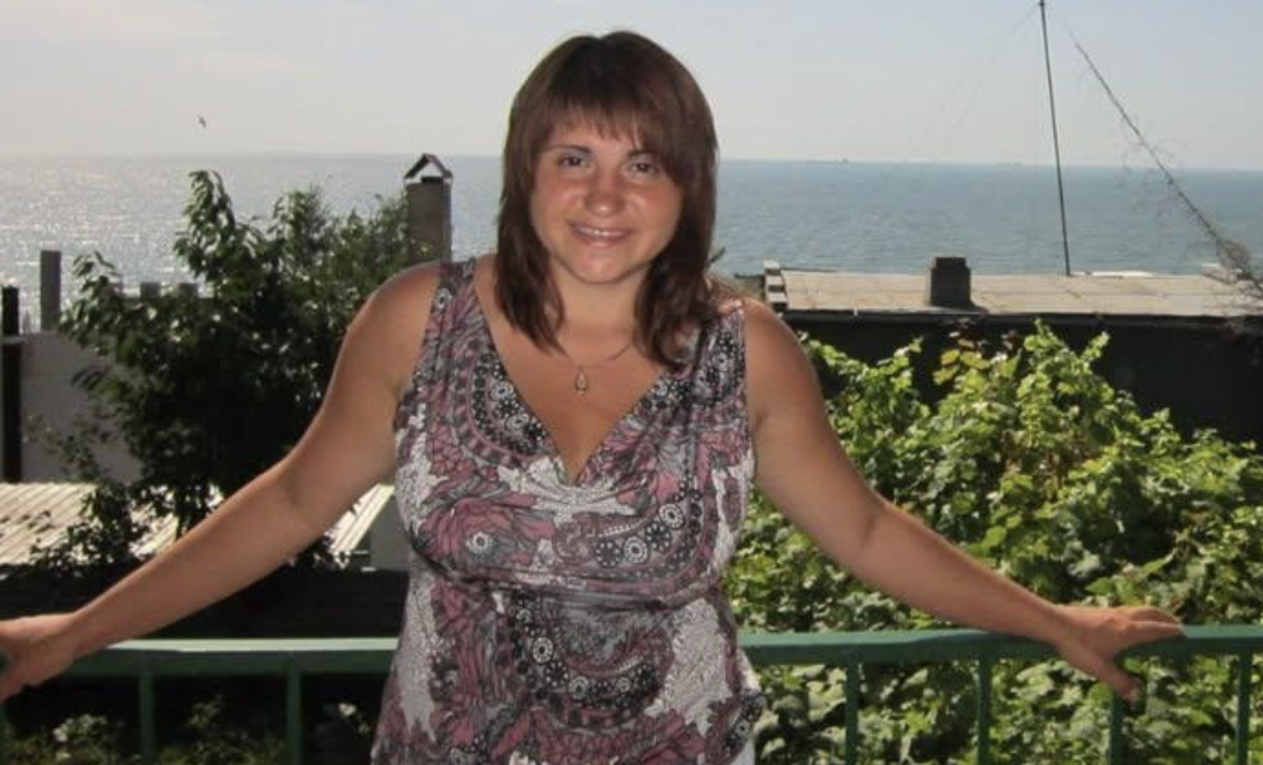 – Я зробила помилку і дуже шкодую! Дозволь повернутись! – Мама плакала на порозі, а маленький хлопчик стояв поруч. Вона казала, що це мій брат, та у батьків я одна. До Італії ненька поїхала, коли мені лише 8 років було. Казала, що хоче витягти нас із бідності. Та всього за рік заявила, що вже не повернеться, бо життя її змінилось. Таку зраду ми з татом пробачити не могли. Хто ж знав, що через кілька років вона з’явиться на нашому порозі.