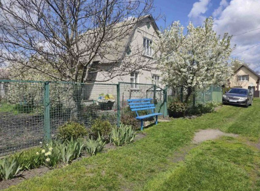 Батьки заповіли, що хата ділиться порівно між нами – я та сестра Христина. Вона, до речі, після весілля залишилася жити з батьками та ще й чоловіка до хати привела.  І от після заповіту Христина почала вимагати, аби я відмовилася від спадку. Мовляв, вона всі ці років за батьками доглядала, їм допомагала. Ще й назвала суму, за яку готова викупити мою долю. Однак, я категорично проти. Не тому, що жадібна. Просто знаю, як насправді Христина там “господарювала”…