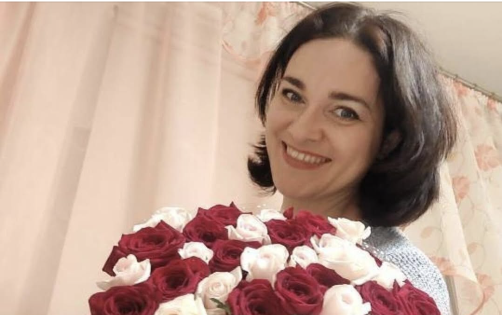 Я зайшла на хвилинку в кабінет до коханого, сіла в крісло і чекала, поки він щось дописував. 5 років я була закохана в “зразкового” сім’янина,  а потім побачила на його столі те,  що змусило мене замислитися над своїми гріхами, продовження…