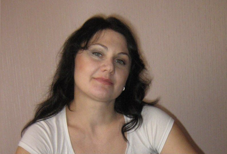 Як ти так можеш? Тато на фронті, а ти таке витворяєш! Я прийшла додому раніше, ніж зазвичай, заняття скасували. І раптом побачила, що мама не на роботі, а дома. Ще й не сама…