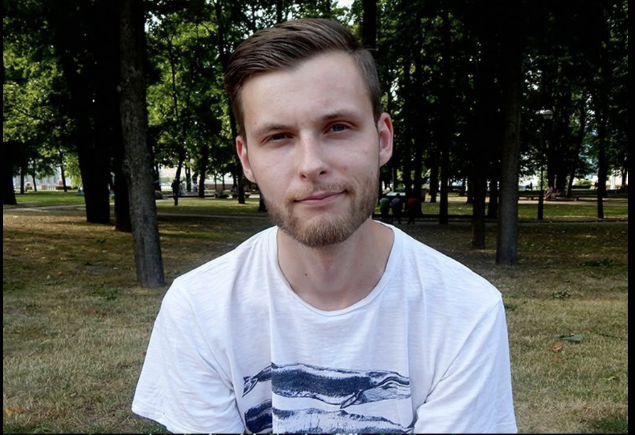 Я прокинувся в Дніпрі в госпіталі. Мене врятував побратим Андрій. Він був поруч. Розповів, що приїжджала дружина, та сказала, що я не її чоловік. Згодом я зрозумів, чому Надя втекла. Їй не потрібен такий чоловік. Без ніг я вже нікому не цікавий. Тоді Андрій сказав, що тепер він – моя сім’я. Та я так сумував за донькою. Вже не думав, що колись її побачу.