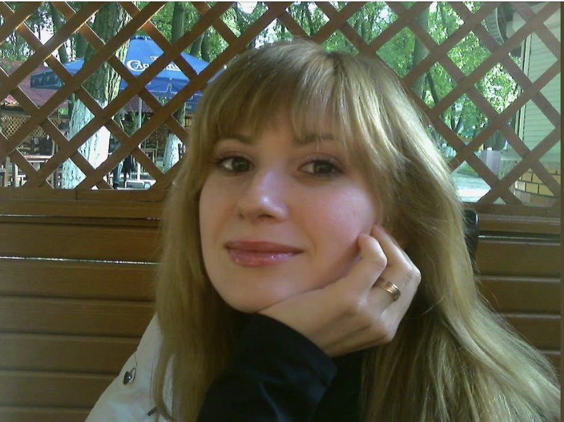 Мені було 35, коли Назара зустріла. Йому ж 24 виповнилось. Та нас це не зупиняло, ми щиро покохали і врешті побралися. Та виявилось, що сімейне життя не для мене. Усе це прибирання, приготування їжі, виховання дітей перетворили мене на зачухану бабу. Я наважилась все змінити… Та виявилось, не так це просто.