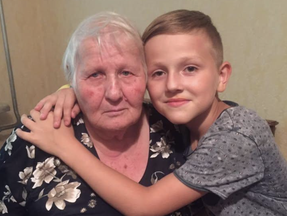 Відправила на тиждень дітей до свекрухи у село, поки канікули. Василина Мирославівна божилася, що онуки нагодовані та здорові. Я ще дала 2 тисячі на продукти чи гостинці, аби свекруха свою пенсію не витрачала. Але коли приїхала в село – то вжахнулася. Боже, виявляється, у дітей там був справжній концтабір. Мало того, вони ледь у лікарню не потрапили. А реакція свекрухи мене дуже обурила!