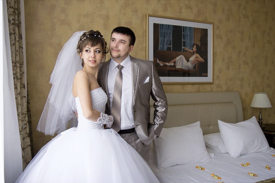 Коли син сказав, що його кохана з інтернату – я вкрай розчарувалась. Ну, що доброго може бути з такої дитини? Тож під час знайомства я вирішила більше про неї дізнатись. Згодом Тарас все ж вирішив побратись з Діаною. Я змирилась, подумала, що краще з невісткою потоваришувати. Та просто на весіллі вона приголомшила мене заявою.