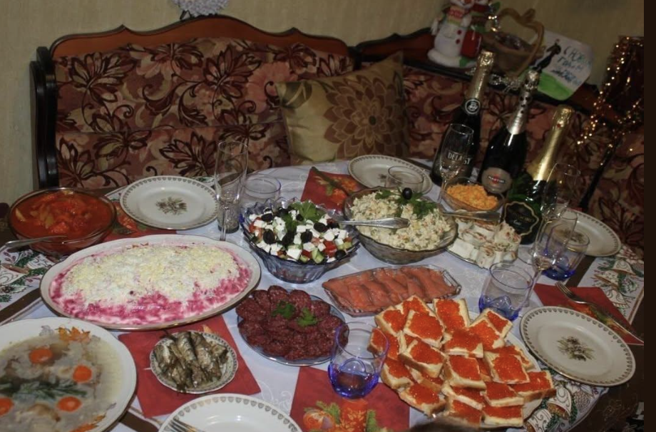 Коли гості розійшлися я вирішила винести сміття, аби на ніч не залишалось. Та щойно підійшла до контейнера побачила собак, котрі смакували мої салати й голубці. Я очам своїм не повірила. Від образи не могла дихати. А тоді подзвонила синові, котрому й дала додому ці харчі.