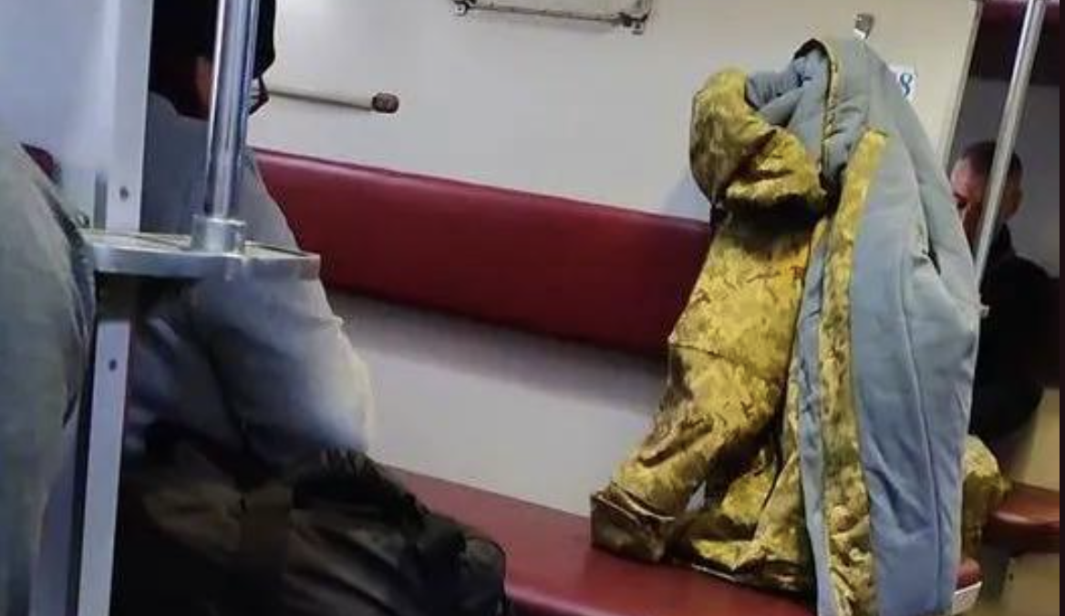 Їду в потязі Херсон – Краматорськ. Купа військових, серед них чоловік 50-ти років… Майже усю ніч він не спав, а коли таки почав провалюватись в сон сказав те, від чого ридало ціле купе….