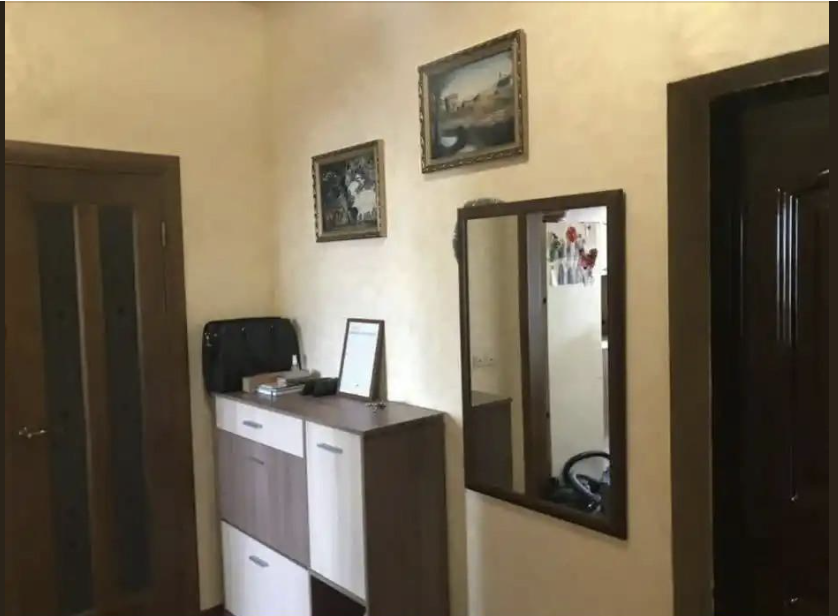 Мій дім – мої правила. Тому без вагань прогнала батьків геть Мої батьки думають, що раз у мене є квартира, то можна без запрошення приїхати у гості. Ось, наприклад, субота, вихідний день. Ми з Андрієм планували зустрітися з друзями у кафе та піти на фільм. Але о 7 ранку я прокинулася від грюкоту у двері. – Сюрприз! Зустрічайте, люди добрі, ваших гостей! – кричить на все горло мама…