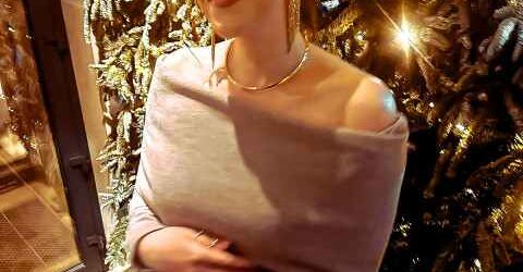 Раніше Ілля любив це свято, чекав подарунків, об’їдався цукерками і мандаринами. Але ставши хірургом, зненавидів його. У новорічну ніч обов’язково у когось запалиться апендикс, загостриться холецистит від рясної їжі, когось привезуть з черепно-мозковою травмою або переломами кінцівок. І він всю ніч простоїть біля операційного столу, рятуючи чиїсь життя.