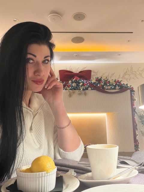 Ти дорослий чоловік, а не шестирічний хлопчик, який повинен перед мамою звітувати. Поки ти цього не зрозумієш — ми з тобою по різних берегах. Максим нічого не сказав. Тільки відвернувся. Аліна взяла Кирюшу на руки і пішла в дитячу. У кімнаті пахло пластиковими іграшками і дитячим лосьйоном. — Я знаю, що вона перегинає. Але ти теж… ну, могла б іноді… ну, якось…