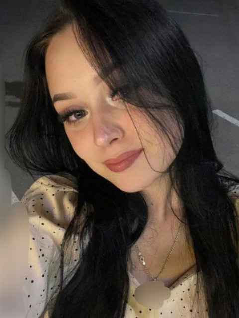 Оленка батька трохи боялася, тому глянула на мене, а коли побачила в моїх очах підтримку, то сказала, що так, вона любить Олександра і збирається за нього заміж. А завтра до нас прийдуть його батьки, щоб про все поговорити. Тут мій чоловік вже зрозумів, що нам не до жартів. В 45 років ставати сватом йому аж ніяк не хотілося.