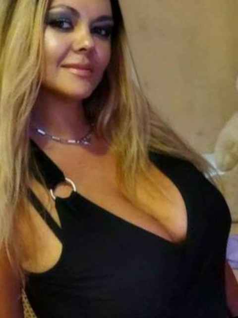 Я вперше йшла в гості до Ірини Петрівни у статусі дружини її сина. Сашко, наближаючись до будинку, в якому прожив майже двадцять вісім років, давав мені останні настанови.