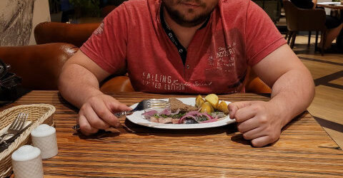 Я знала, що ви схвалите. Вчора вже звільнила. Разом із вашим чоловіком. Але вона ще не знає, вихідний брала. Зараз повідомимо. – Як же я вас люблю, Лідо Василівно. За годину до кабінету забіг Андрій.