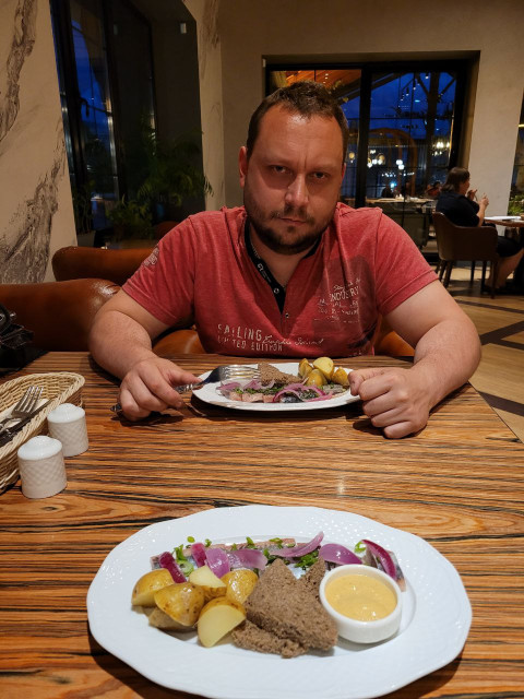 Я знала, що ви схвалите. Вчора вже звільнила. Разом із вашим чоловіком. Але вона ще не знає, вихідний брала. Зараз повідомимо. – Як же я вас люблю, Лідо Василівно. За годину до кабінету забіг Андрій.