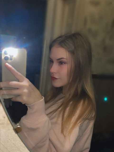 Дмитро за цей час став заможною та впливовою людиною, досить представницькою. Скажіть, живи і радуйся, а я відповім: «Чому мені радіти? Тому, що мій чоловік тягає мене на різні прийоми, одягає як ляльку і все? А сповідь моя в тому, що я вже 7 років маю коханця. З Ярославом ми зустрілися зовсім випадково.