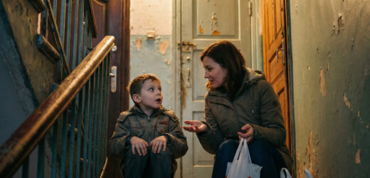 Ірина поверталася з роботи в поганому настрої. А чому радіти? Сьогодні тридцять перше грудня, всі готуються до Нового року, нарізають салатики, передчуваючи веселе застілля в колі близьких чи друзів… А їй доведеться зустрічати Новий рік на самоті, та ще й посеред коробок і безладу…