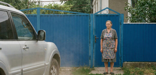 Ну що, приїхали, пани? — голос матері розрізав тишу спекотного полудня, як тільки джип сина показався біля хвіртки. — Знову з торбами, але без совісті? Артем виліз із машини, відчуваючи, як сорочка миттєво прилипає до спини. За ним повільно вийшла Оксана, його дружина, притискаючи до себе великий термопакет із написом «М’ясна лавка».