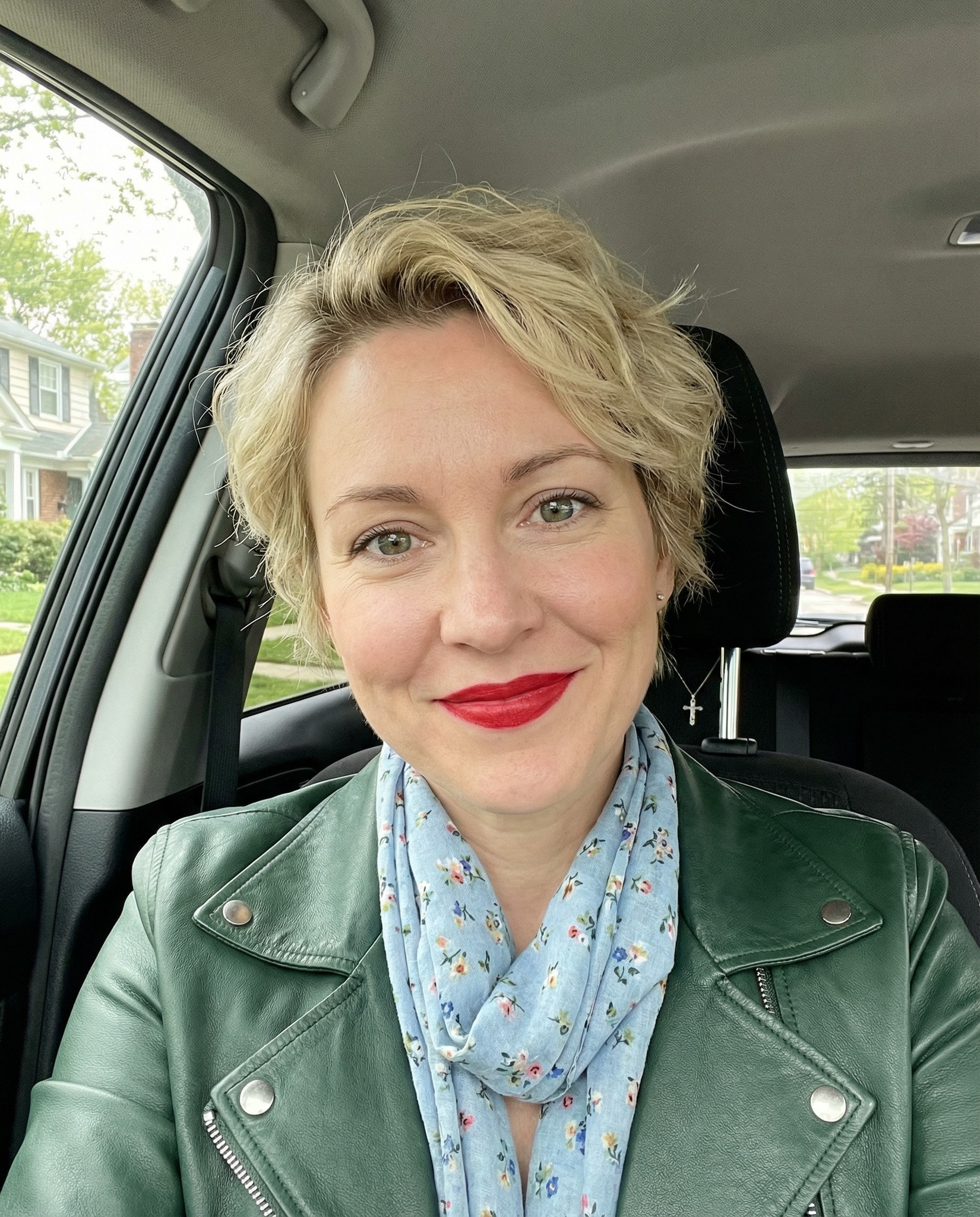 Ліда була у відрядженні вже два тижні і зрозуміла, що дуже скучила за своїм чоловіком. Вона взяла квитки і приїхала посеред тижня, сюрпризом, буквально на два дні. Ліда приїхала рано-вранці, відчинила двері своїм ключем, тихенько скинула в темряві коридору взуття і пройшла до спальні. – Ще спить мій коханий, – усміхнулася вона, побачивши Андрія в ліжку. Вона хотіла було розбудити Андрія ніжним поцілунком, порадувати його. Раптом дружина помітила, що в ліжку лежало двоє. – А це ще що? – здивувалася вона. Ліда рішуче забрала ковдру з ліжка і остовпіла від побаченого