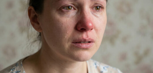 Гульбанить. З дружиною розлучився. Аліменти. А як невістці… Мої внуки живуть, і я їм допомогти нічим не можу. Отже, пенсія невелика, то син ще її бере.