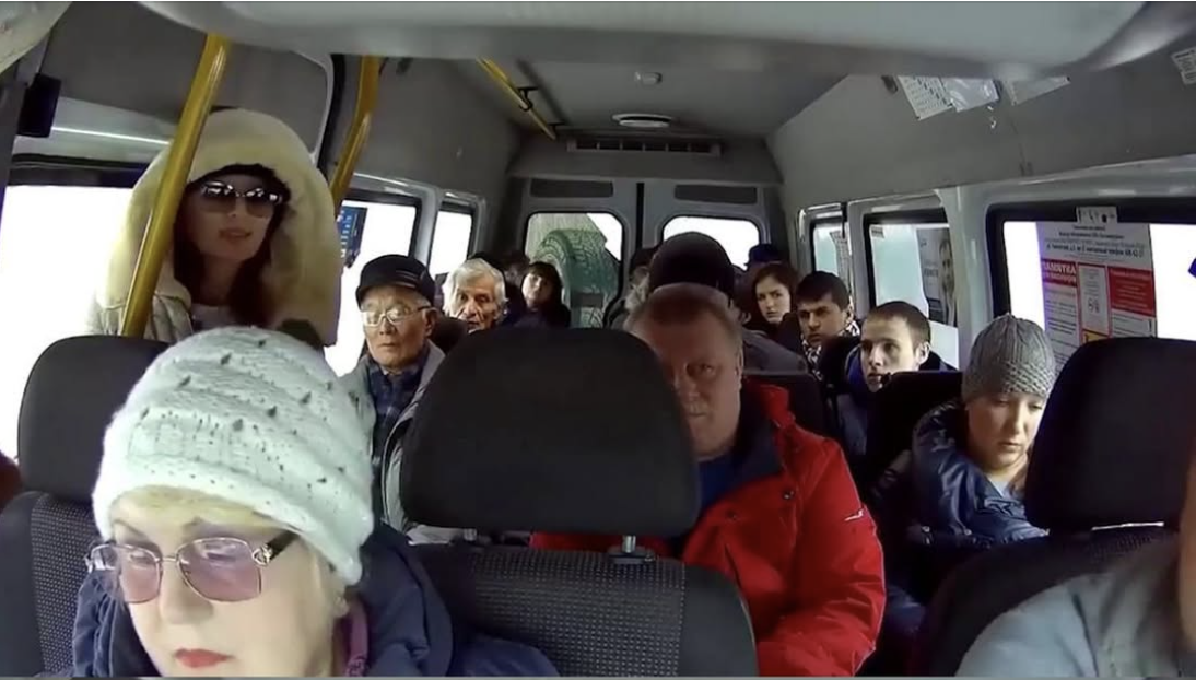 Це ви всі зрадники! Продалися американцям за долари! Але скоро вони вам не знадобляться, будете рублями розраховуватись. москва нас звільнить, от побачите, вона вічна! Ще трохи! Хто ж міг подумати, що таке можна почути в маршрутці у Франківську. Я думала, що інші пасажири поб’ють цю пенсіонерку. Та раптом один чоловік запропонував варіант, як її покарати. І, на диво, водій цю ідею підтримав…