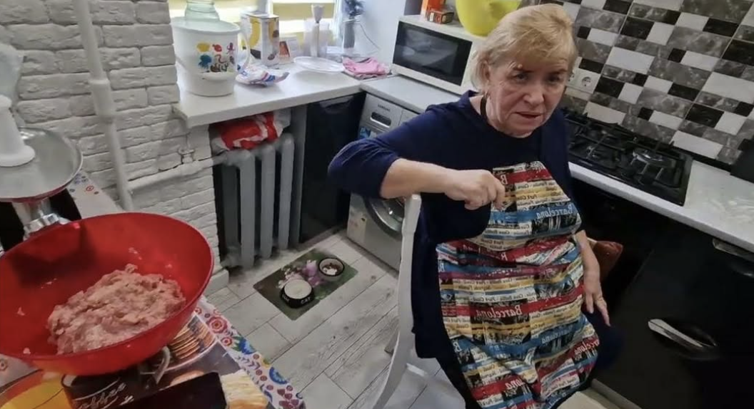 Коли дізналася про весілля сина та невістки, то так від щастя плакала! Софія дуже красива. Ну і ще її великий плюс – впливові батьки. Тато працює директором меблевого заводу, мама власниця мережі салонів краси. Ну просто елітні родичі, що гріх жалітися. Але тепер я жалію, що дала благословення на цей шлюб. Правду кажуть, що в багатих свої причуди. Дивує ставлення Софії до побуту…