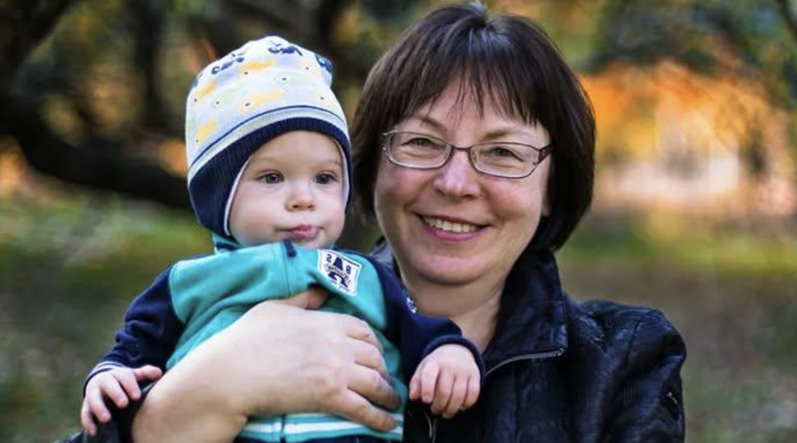 Я готувала щось на кухні, як раптово зателефонував телефон. На іншому кінці слухавки почула голос молодої дівчини, яка попросила сина Сашка до телефону: – Скажіть йому, будь ласка, щоб довідку для пологового будинку не забув завтра принести. Я не зрозуміла, що це було. Адже син не те, що про наречену нічого не казав – навіть не заїкався, що має стосунки…