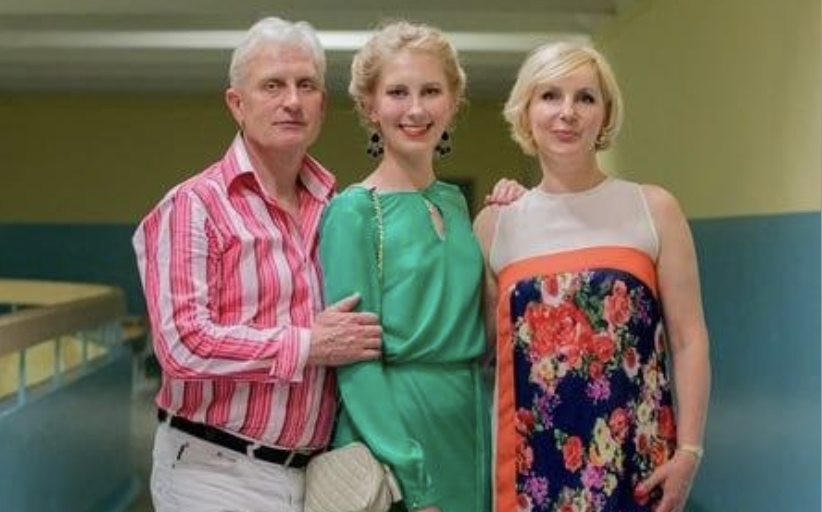 Донька довго не наважувалася познайомити нас зі своїм хлопцем. Мовляв, то він зайнятий, то у відрядження поїхав, то ще якісь термінові справи з’явилися.  Але ми її нарешті все-таки вмовили запросити у гості того таємничого Івана. Я приготувала багато смаколиків до столу, чоловік дістав костюм навіть. Однак, коли той горя-зятьок переступив поріг – я ледь інфаркт не отримала! І як моя єдина донечка, моя квіточка, могла зустрічатися з ним!?