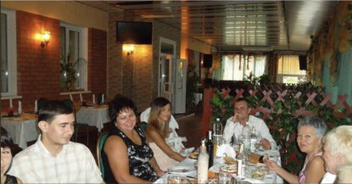 Краєм вуха почула розмову невістки з мамою: “Твої комунальні оплатила, люблю, па-па”. Моєму подиву не було меж! Потім я згадала, що свасі на ювілей пральну машину подарували, а мені чайний сервіз! А чим я заслужила таке ставлення, в чому я гірша?! Може, ви мені скажете!