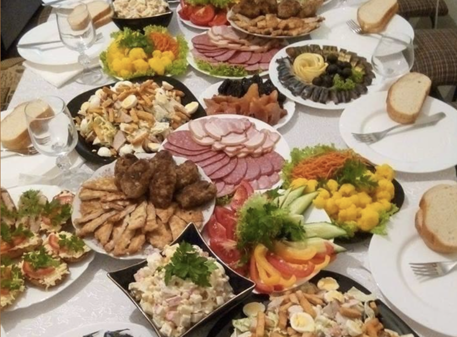 Я була шокована “гостинністю” невістки. Запросила нас на новосілля і, таке враження, що поглумитися хотіла. Бо такі страви подала до столу, що я б це і собаці не давала їсти! Звідки у ній стільки нахабства?