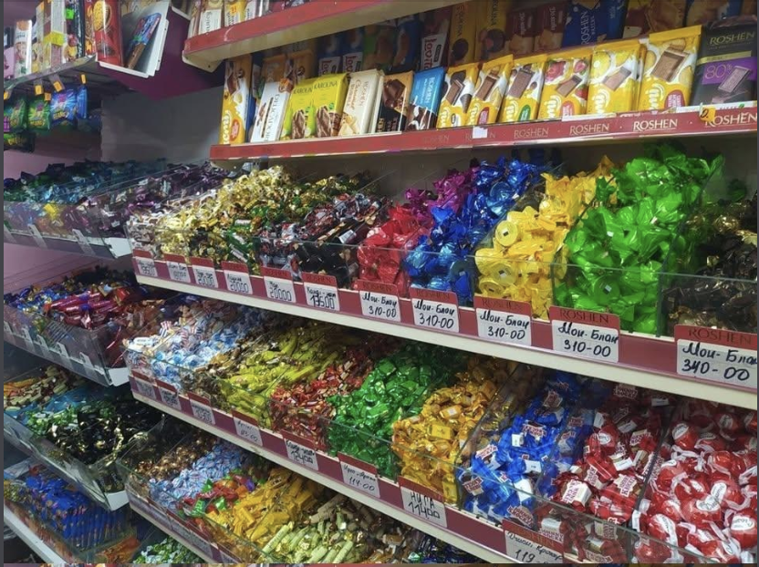 Я часто купувала в АТБ різні солодощі, побутову хімію, продукти та деякі дрібниці додому. Дешево, близько і персонал привітний.  Однак, нещодавно зі мною трапилася прикра ситуація. І я закликаю всіх читачів – будь ласка, не купуйте там солодощі на вагу! Мені так гидко стало, що апетит одразу пропав. Не хотіла навіть доторкатися до вітрини. Ми нічого не купили.