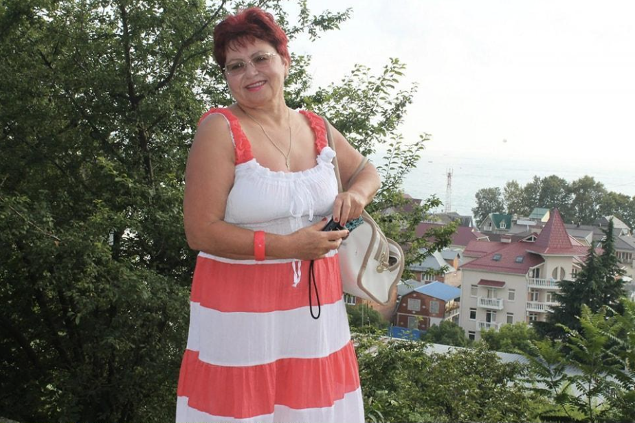 Хотіла вийти на роботу через скрутне фінансове становище, а мама щоб дитину погляділа, але нічого не вийшло. Мама сама працює, виявляється, хоч і на пенсії, а її нова робота – то великий секрет. Коли ж я дізналась, де саме мама працює, то припинила з нею спілкуватись. Не очікувала такої підлості від неї.