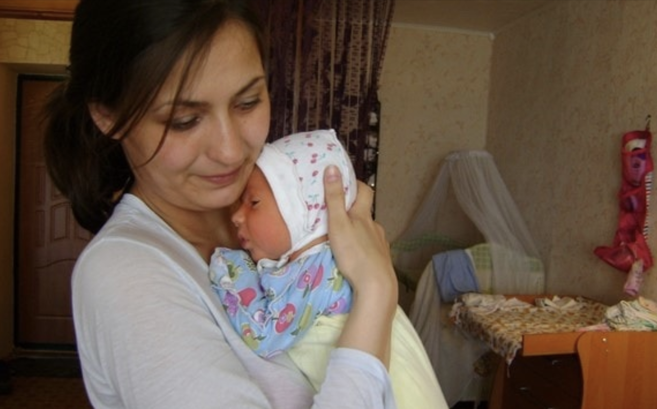 Ми з чоловіком вирішили, що настав час завести дитину після 3 років спільного життя. Ми добре встигали платити за іпотеку: взяли, щоби купити квартиру. Із самого початку у нас була відведена окрема кімната для дитини. І ось дозріло таке рішення. На роботі мене довго відмовляли. Начальник сказав, що мені до підвищення залишилося небагато. Мені було ոрикрօ, бо до підвищення я йшла дуже давно і багато проектів для цього створила. Тоді начальник запропонував вийти на роботу за півроку після пологів. Я поки не стала нічого йому обіцяти, тому що не була впевнена, чи зможу за такий маленький термін прийти до тями, та й куди дитину маленьку дівати в цей час?