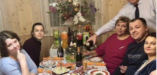 – І не соромно вам святкувати, колядувати, коли в людей така біда? – Від слів сусідки я мало крізь землю не провалиласьЩо ж ти сама не йдеш на таку роботу? А мені пропонуєш, чи я гірша за тебе?…