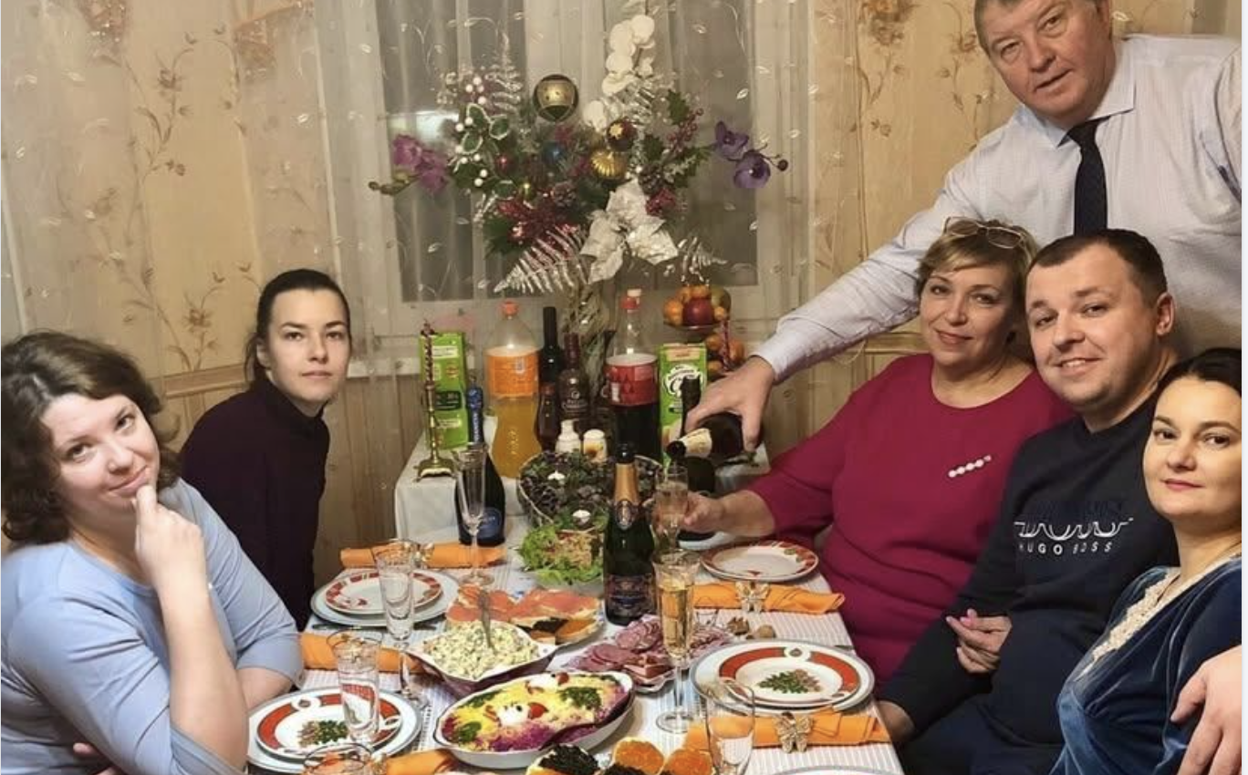 – І не соромно вам святкувати, колядувати, коли в людей така біда? – Від слів сусідки я мало крізь землю не провалиласьЩо ж ти сама не йдеш на таку роботу? А мені пропонуєш, чи я гірша за тебе?…