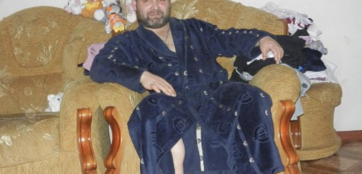 Я не розумію тих людей, які приходять в гості без запрошення. Брат мого чоловіка є такою людиною. Нещодавно до нас приїхав брат мого чоловіка і планував жити у нас близько півроку. Якби на пару днів, я б зрозуміла, але на півроку — це вже 3aнадто. Я була в сказі. І так у нас затісно. Через два дні після його приїзду мій чоловік порадив своєму братові переїхати в будинок батьків. До речі, там ніхто не жив, так як батьки жили в селі, далеко від міського шуму. Але брат не погодився: він вирішив, що у нас добре. Він взагалі мені не подобається, у нього жa_xливий характер, ще, любить командувати всіма.