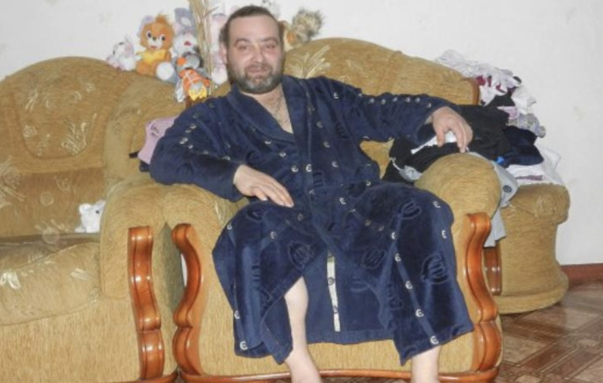 Я не розумію тих людей, які приходять в гості без запрошення. Брат мого чоловіка є такою людиною. Нещодавно до нас приїхав брат мого чоловіка і планував жити у нас близько півроку. Якби на пару днів, я б зрозуміла, але на півроку — це вже 3aнадто. Я була в сказі. І так у нас затісно. Через два дні після його приїзду мій чоловік порадив своєму братові переїхати в будинок батьків. До речі, там ніхто не жив, так як батьки жили в селі, далеко від міського шуму. Але брат не погодився: він вирішив, що у нас добре. Він взагалі мені не подобається, у нього жa_xливий характер, ще, любить командувати всіма.