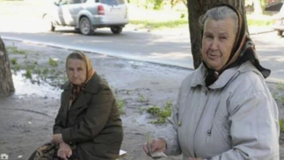 Как 100, ві только-что сказалі мне, что піони по 300! Ілі ви цени на ходу видумиваєте? – Це був звичайний день, я йшла на ринок, коли побачила біля воріт простеньку жіночку, котра продавала неймовірно гарні городні півонії. Я вирішила придбати букет, та раптом стала свідком жахливого скандалу.