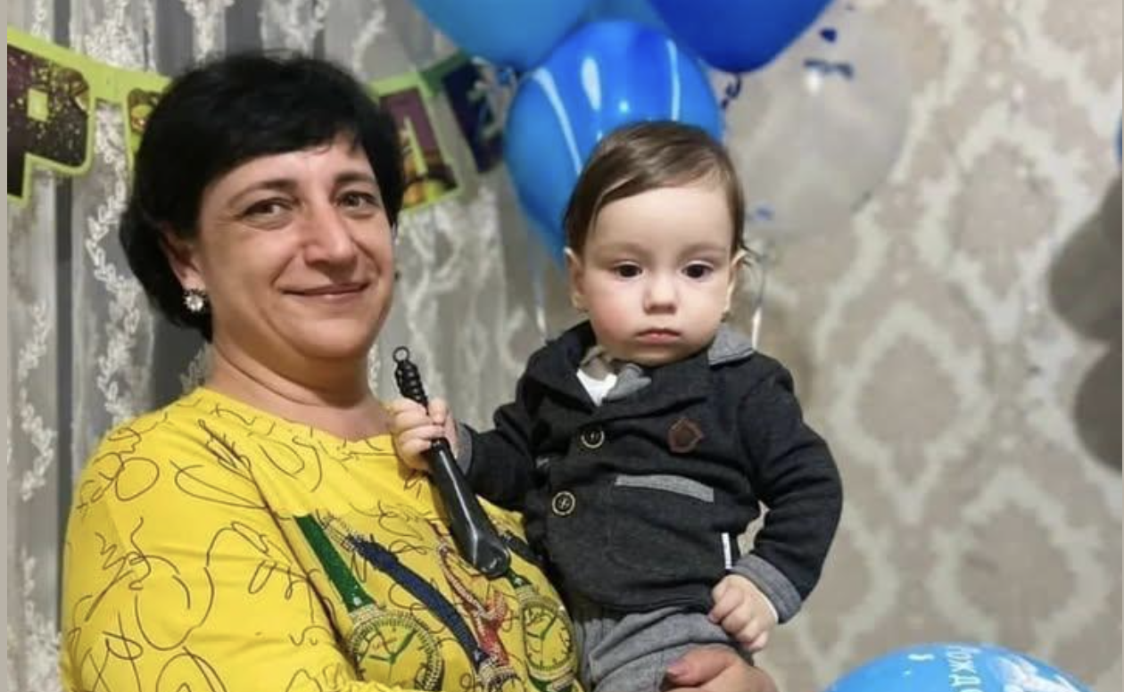 Нещодавно я поховала єдиного сина. Станіслав з 2022 року воював. Але ніякі молитви мого сина не вберегли.  Однак, це був тільки перший удар. Згодом невістка ошелешила мене новиною. І тепер ризикує втратити ще й рідних онуків! Доведеться за них боротися аж у суді! На жаль, справедливість не на моєму боці, тут все дуже важко та заплутано. Але я не хочу втрачати онуків! Це ж мої кровиночки, рідні дітки Стаса!