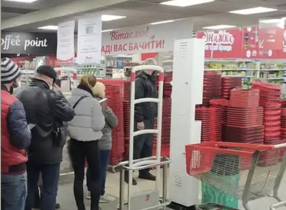 Супермаркет, стою в черзі на касу. Аж раптом чую: – Как ета ви нє гаварітє на рускам язике?! Я ваш пакупатєль! Жіночка років 50-ти влаштувала справжнє шоу. Кричала, розмахувала руками та ще й почала погрожувати касирці, що викличе поліцію. Та, на щастя, знайшлися люди, які змогли провчити цю жіночку! І так треба робити зі всіма, хто говорить мовою ворога!